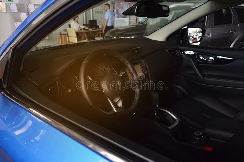 Das Innere des Autos, im Hintergrund ein Mann kauft ein Auto und schreibt Dokumente Auto-Vertragshändler-Autokauf, Darlehen, Leas stockfotografie Das Innere des Autos, im Hintergrund ein Mann kauft ein Auto und schreibt Dokumente Auto-Vertragshändler-Autokauf, Darlehen, Leas stockfotografie