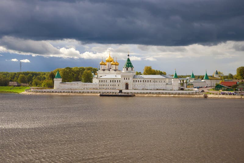 Das Ipatiev-Kloster der Heiligen Dreifaltigkeit belichtet durch die Sonne unter einem stürmischen Himmel Kostroma, Russland lizenzfreies stockbild Das Ipatiev-Kloster der Heiligen Dreifaltigkeit belichtet durch die Sonne unter einem stürmischen Himmel Kostroma, Russland lizenzfreies stockbild