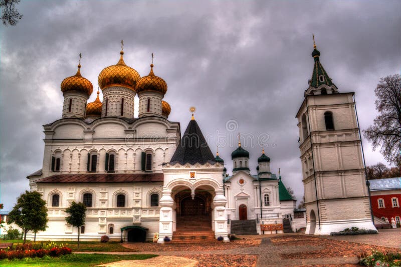 Das Ipatiev-Kloster der Heiligen Dreifaltigkeit in Kostroma, Russland stockfoto Das Ipatiev-Kloster der Heiligen Dreifaltigkeit in Kostroma, Russland stockfoto