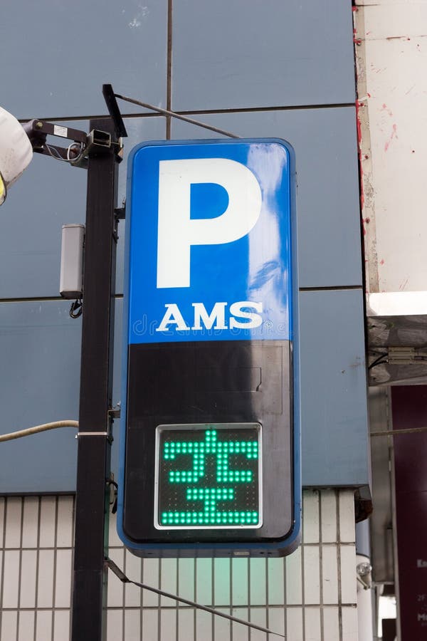 Das japanische Parkplatzzeichen, das die Räume anzeigt, sind verfügbar lizenzfreie stockfotos Das japanische Parkplatzzeichen, das die Räume anzeigt, sind verfügbar lizenzfreie stockfotos