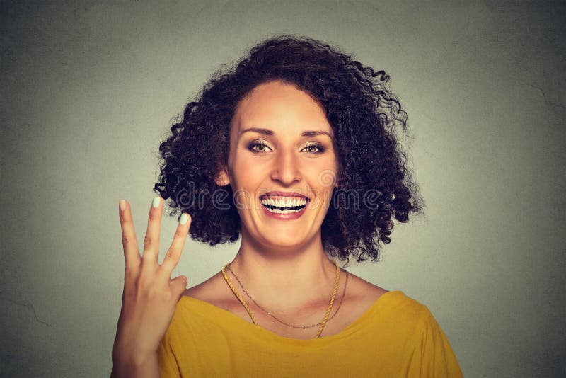 Das junge hübsche Frauengeben drei Finger unterzeichnen Geste mit der Hand stockfotografie Das junge hübsche Frauengeben drei Finger unterzeichnen Geste mit der Hand stockfotografie