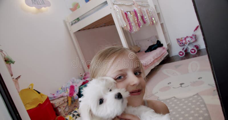 Das 7-jährige Mädchen Spielt Zu Hause Mit Ihrer Jungen, Gesunden Aktivität Mit Dem Hund Stock Video - Video von umfassen, liebe: 244829875->