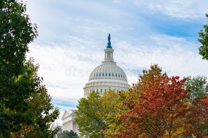 Das Kapitolgebäude der Vereinigten Staaten im Herbst in Washington D. C stockfotografie Das Kapitolgebäude der Vereinigten Staaten im Herbst in Washington D. C stockfotografie