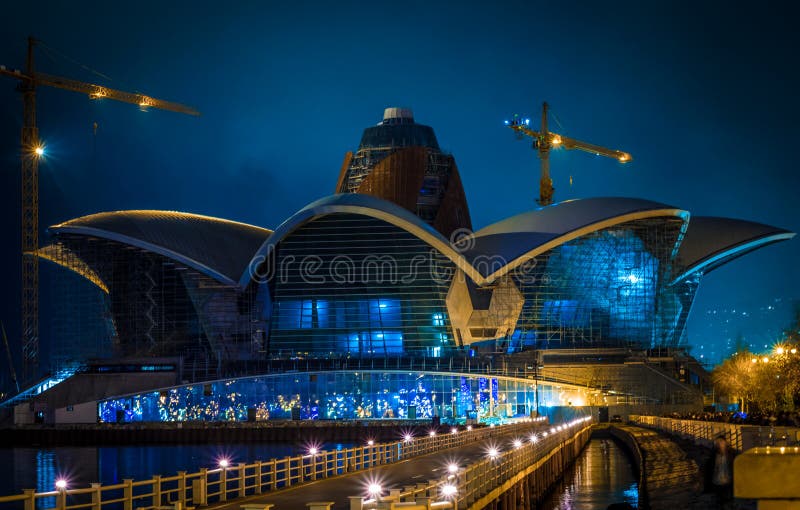Das kaspische Ufergegend-Mall-Baku-Gebäude nachts stockbilder Das kaspische Ufergegend-Mall-Baku-Gebäude nachts stockbilder