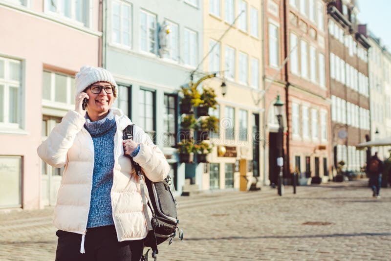 Das kaukasische touristische Mädchen benutzt Telefon, Hand Smartphone auf Kopenhagen Nyhavn, weithin bekannte Tourismusanziehungs stockfoto Das kaukasische touristische Mädchen benutzt Telefon, Hand Smartphone auf Kopenhagen Nyhavn, weithin bekannte Tourismusanziehungs stockfoto