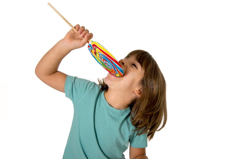 Das Kind, welches die große Lutschersüßigkeit lokalisiert wird auf weißem Hintergrund in den Kindern isst, lieben süßes Zuckerkon stockbilder Das Kind, welches die große Lutschersüßigkeit lokalisiert wird auf weißem Hintergrund in den Kindern isst, lieben süßes Zuckerkon stockbilder