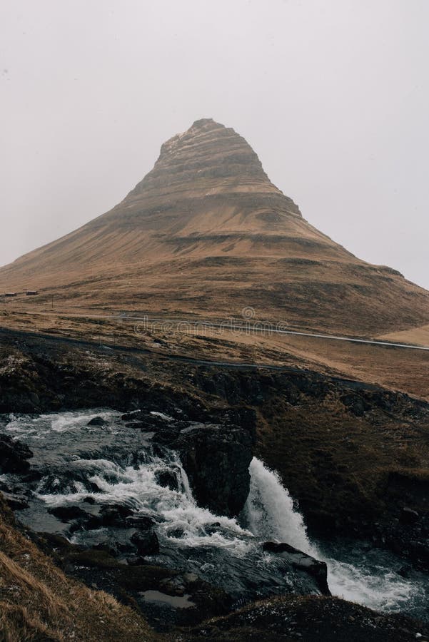 Das Kirkjufell, das der Kirchenberg in West-Island lokalisierte stockfotografie Das Kirkjufell, das der Kirchenberg in West-Island lokalisierte stockfotografie