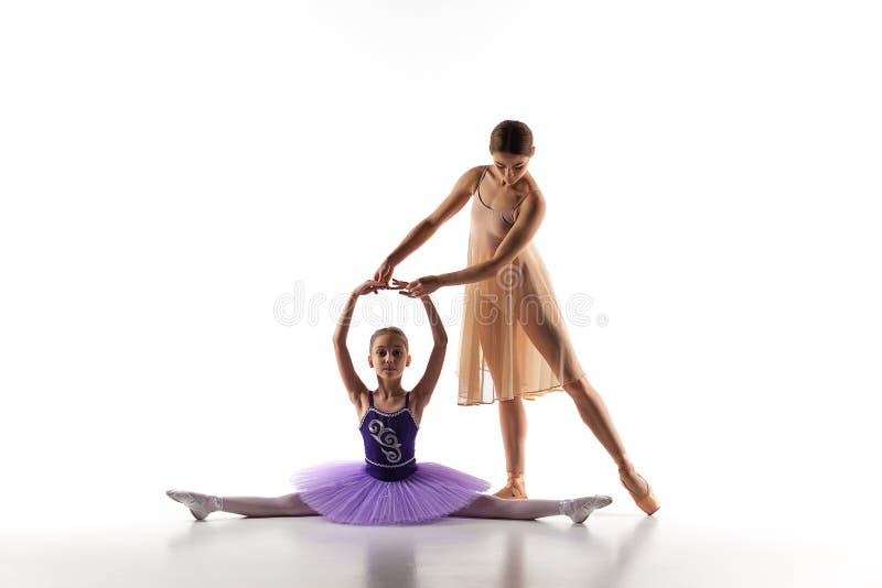 Das kleine Ballerinatanzen mit persönlichem Ballettlehrer im Tanzstudio stockbilder Das kleine Ballerinatanzen mit persönlichem Ballettlehrer im Tanzstudio stockbilder