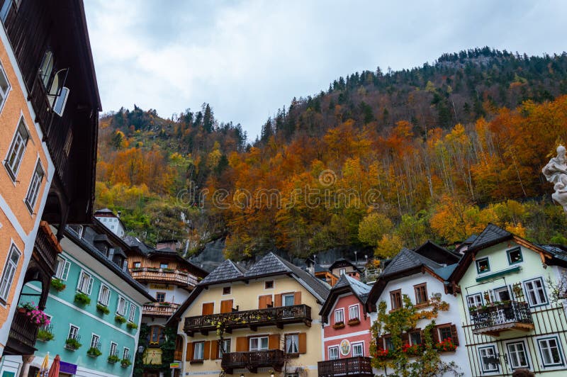 Das Kleine Dorf Von Hallstatt, Ober?sterreich Stockbild ...