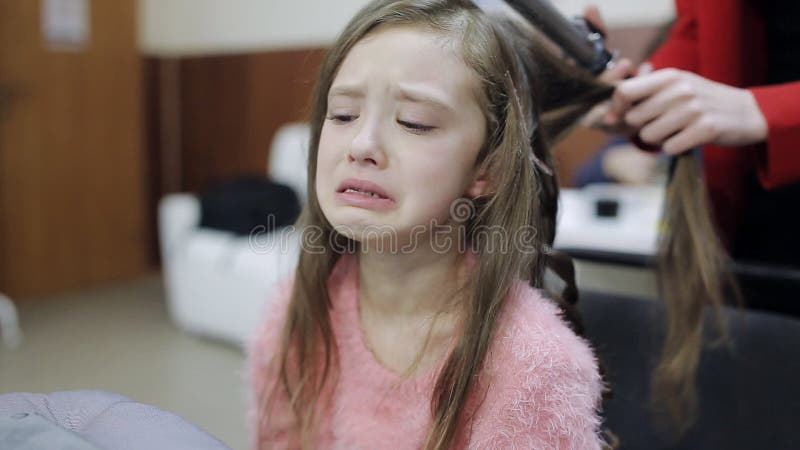 Das Kleine Mädchen, Das Bis Den Friseur Schreit, Kämmt Ihr Haar Stock Video - Video von mode, haar: 106547571->
