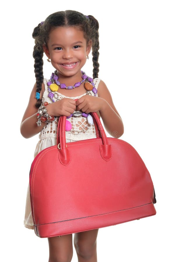 Das kleine Mädchen des hübschen Afroamerikaners, das als Erwachsener gekleidet wird und tragen lizenzfreie stockfotos Das kleine Mädchen des hübschen Afroamerikaners, das als Erwachsener gekleidet wird und tragen lizenzfreie stockfotos