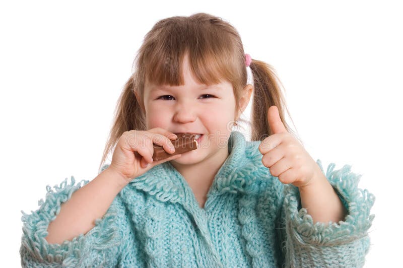 Das kleine Mädchen isst Schokolade stockfoto Das kleine Mädchen isst Schokolade stockfoto