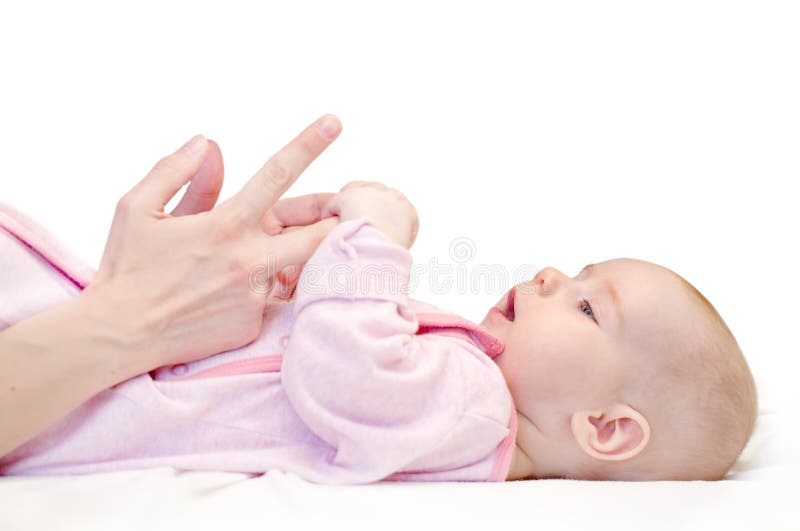 Das kleine Mädchen liegt auf der Rückseite stockfoto