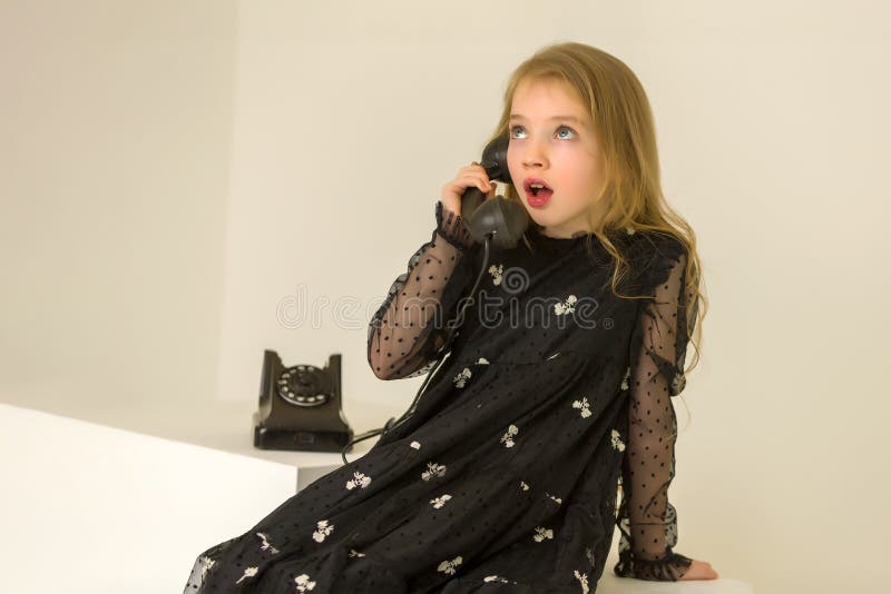 Das kleine Mädchen war sehr überrascht von dem was sie sah. das Konzept der kindlichen Emotionen. stockfotos