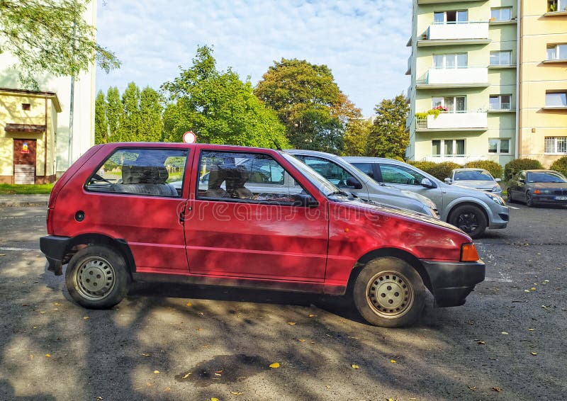 Das Kleine Rote Auto Fiat Uno 1 0 Zwei Türen Geparkt