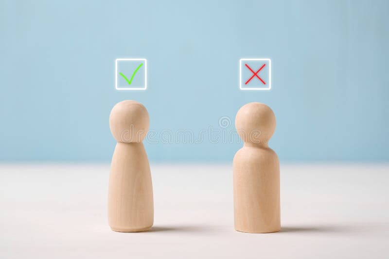 Das Konzept der Auswahl eines Bewerbers bei der Bewerbung um eine Stelle Zwei hölzerne Figuren mit einem Kreuz und einem Jackpot lizenzfreies stockbild Das Konzept der Auswahl eines Bewerbers bei der Bewerbung um eine Stelle Zwei hölzerne Figuren mit einem Kreuz und einem Jackpot lizenzfreies stockbild