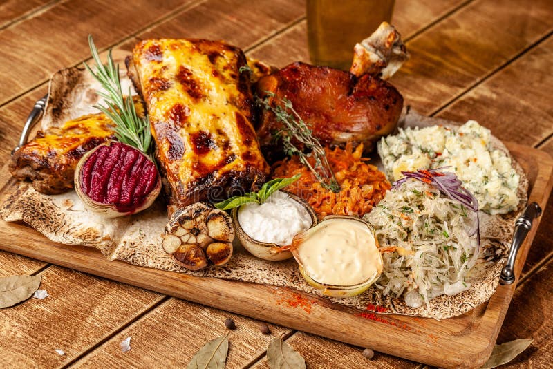Das Konzept der europäischen Küche im tschechischen Restaurant Teller auf der großen Firma auf einem hölzernen Brett Sauerkraut, stockfoto Das Konzept der europäischen Küche im tschechischen Restaurant Teller auf der großen Firma auf einem hölzernen Brett Sauerkraut, stockfoto