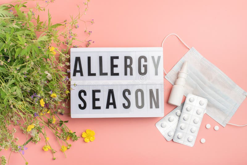 Das Konzept, das die Verhinderung Saisonallergien Bekämpfung. wird die medizinische Maskenpillen der frischen Blumen rosa Hintergr