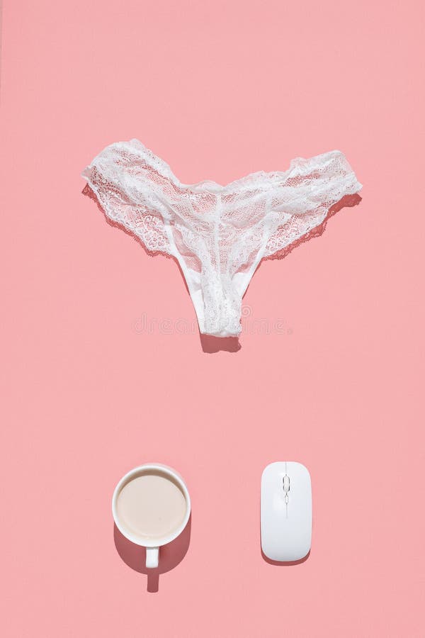 Das Konzept einer erotischen Schwätzchenarbeitskraft Weißer Spitzeschlüpfer, drahtlose Maus und Tasse Kaffee auf einem rosafarben stockfotos