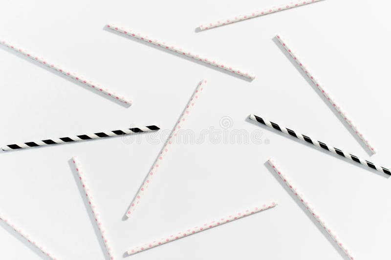 Das Konzept von mehrfarbigen Strohen f?r das Trinken auf wei?em Hintergrund lizenzfreies stockbild Das Konzept von mehrfarbigen Strohen f?r das Trinken auf wei?em Hintergrund lizenzfreies stockbild