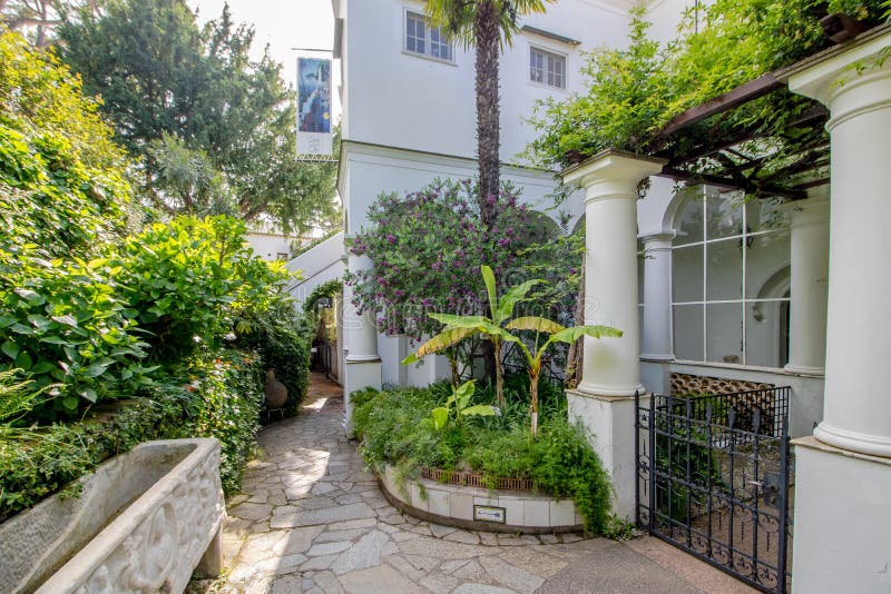 Das Landhaus San Michele im Frühjahr, in Anacapri auf der Insel von Capri, Italien lizenzfreie stockfotografie Das Landhaus San Michele im Frühjahr, in Anacapri auf der Insel von Capri, Italien lizenzfreie stockfotografie