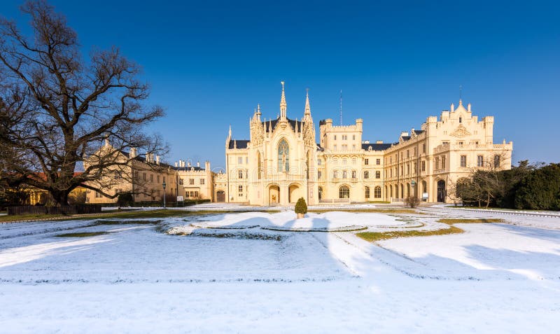 Das Lednice-Schlosspanorama im Schnee, Winter Schöne alte historische Architektur, blauer Himmel UNESCO der Tschechischen Republi lizenzfreie stockbilder Das Lednice-Schlosspanorama im Schnee, Winter Schöne alte historische Architektur, blauer Himmel UNESCO der Tschechischen Republi lizenzfreie stockbilder