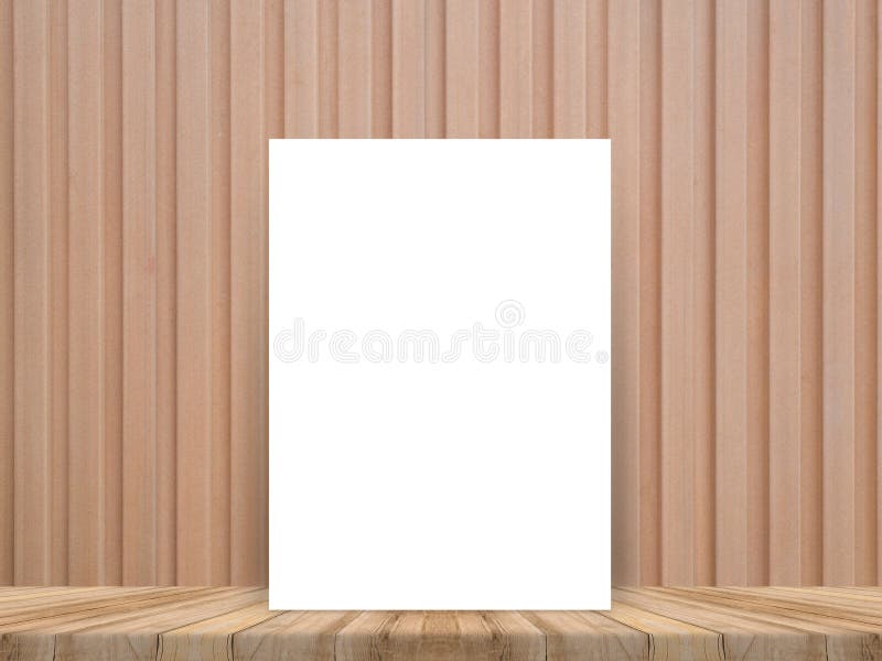 Das leere weiße Plakat, das an der tropischen hölzernen Tischplatte mit hölzerner Wand der Planke sich lehnt, verspotten herauf H lizenzfreies stockfoto Das leere weiße Plakat, das an der tropischen hölzernen Tischplatte mit hölzerner Wand der Planke sich lehnt, verspotten herauf H lizenzfreies stockfoto