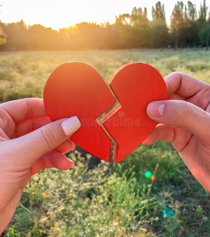Das liebende Paar verbindet die Herzhälften Konzept der Liebe und Beziehungen Versöhnung eines verheirateten Paares lizenzfreies stockbild