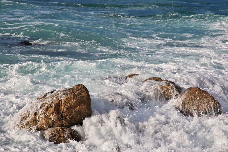Das Meer in Byblos in der Nähe der alten römischen Ruinen in lebanon stockfotografie