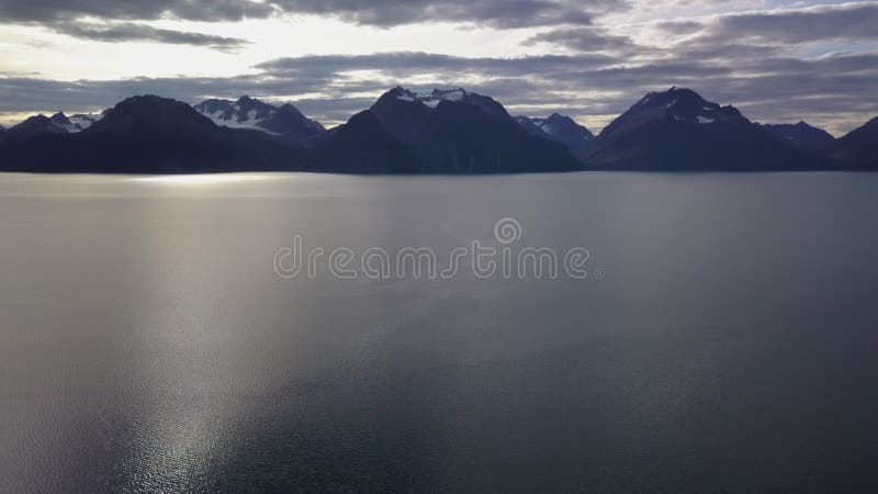 Das Meer und die Berge auf dem Fjord in der Regel. Kamera bewegt sich langsam nach oben.