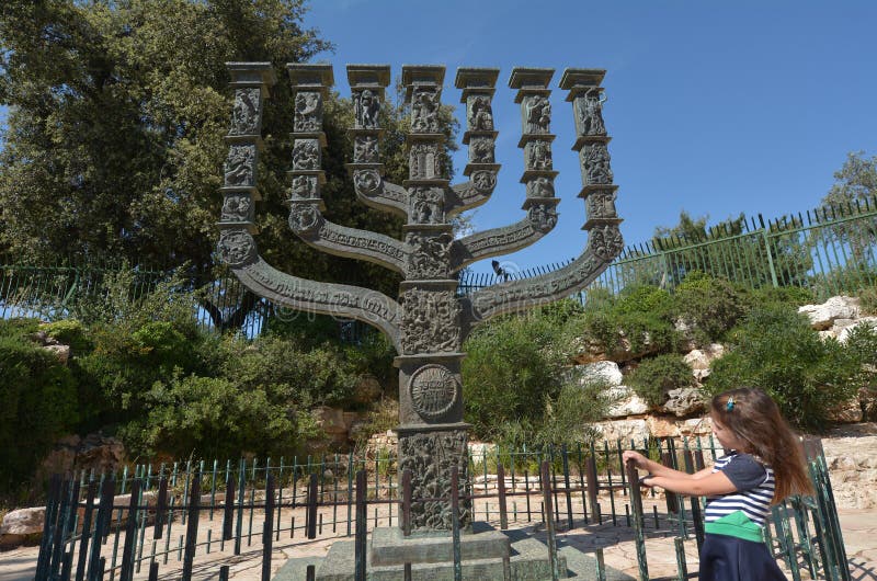 Das MenorahSkulptur Der Knesset in Jerusalem Israel Stockfoto Bild