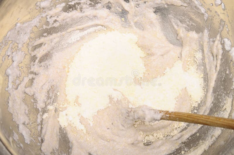 Das Mischen ärgert Weiß mit Zucker und Mandel in einer Schüssel lizenzfreie stockfotografie