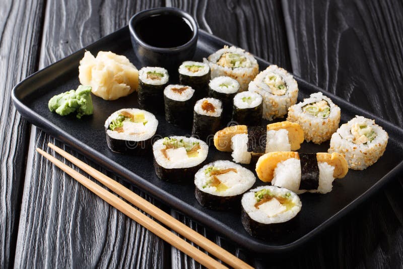 Das Mittagessen stellte japanische Sushirollen mit Meeresfrüchten, Gemüse, Tofu und tamago Nahaufnahme auf einer Platte ein horiz stockbilder Das Mittagessen stellte japanische Sushirollen mit Meeresfrüchten, Gemüse, Tofu und tamago Nahaufnahme auf einer Platte ein horiz stockbilder