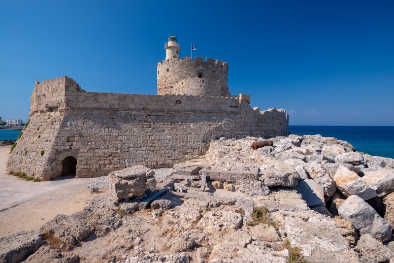 Das mittelalterliche Fort von Sankt Nikolaus im alten Mandraki-Hafen von Rhodos, Dodecanese, Griechenland, ist berühmt und popul stockfotografie Das mittelalterliche Fort von Sankt Nikolaus im alten Mandraki-Hafen von Rhodos, Dodecanese, Griechenland, ist berühmt und popul stockfotografie