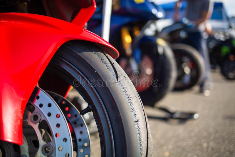 Das Motorrad, das Reifen läuft, gründete extremen Sport schließen oben stockfotografie Das Motorrad, das Reifen läuft, gründete extremen Sport schließen oben stockfotografie