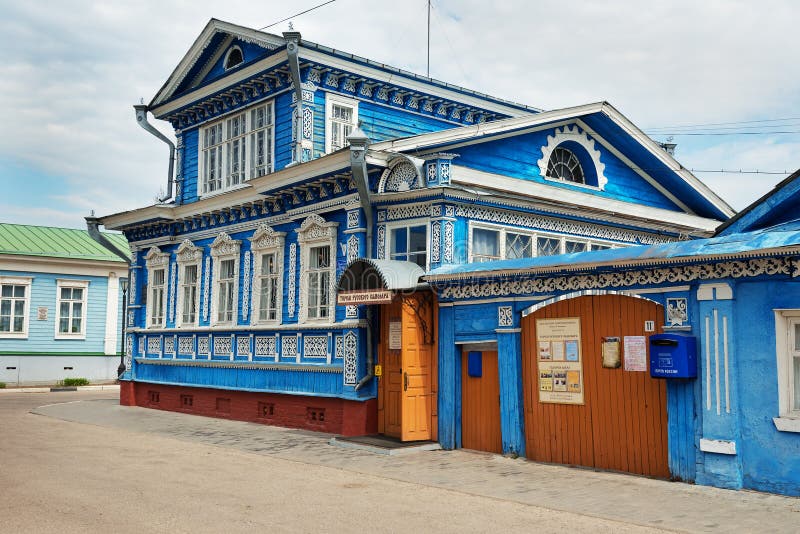 Das Museum von Samowaren, altes blaues Holzhaus mit geschnitzten Mustern stockfoto Das Museum von Samowaren, altes blaues Holzhaus mit geschnitzten Mustern stockfoto
