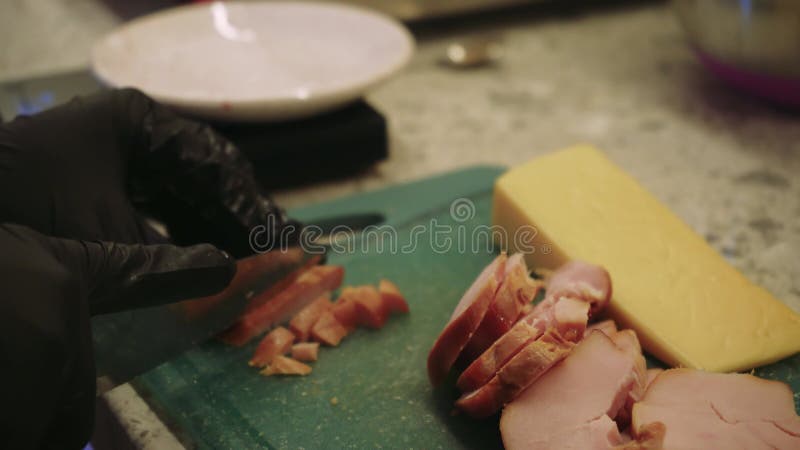 Das Mädchen bereitet alle Zutaten Speck und Käse zu, sie hat die Kunst eines perfekten Frühstücks. als junger Küchenchef stock video footage