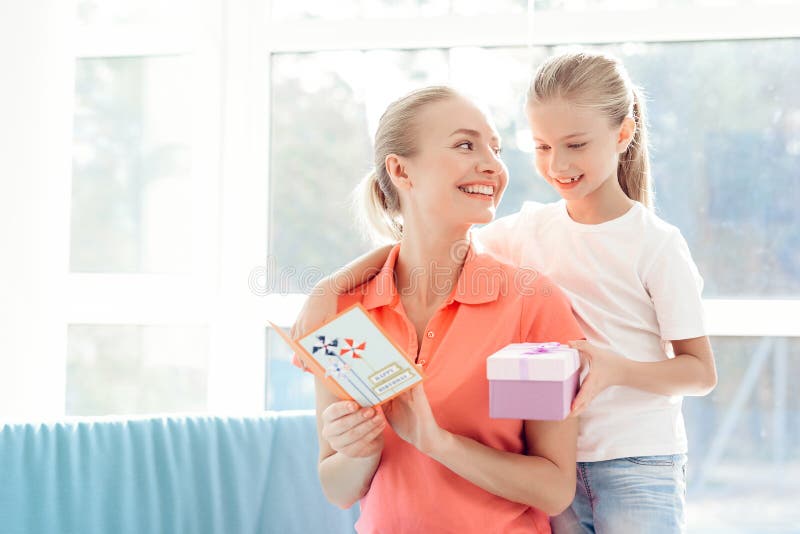 Das Mädchen bereitete eine Überraschung für ihre Mutter vor Kleines Mädchen bereitete ein Geschenk für Mutter vor lizenzfreies stockfoto