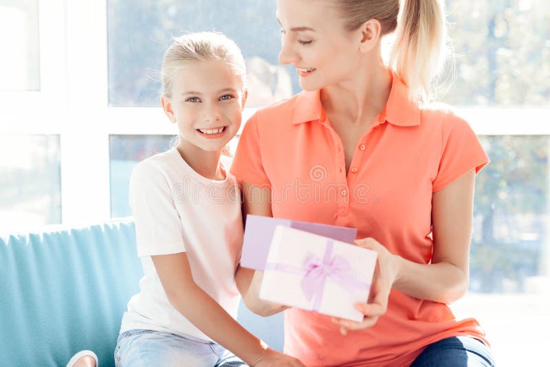 Das Mädchen bereitete eine Überraschung für ihre Mutter vor Kleines Mädchen bereitete ein Geschenk für Mutter vor stockfotos