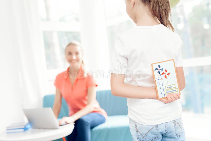 Das Mädchen bereitete eine Überraschung für ihre Mutter vor Kleines Mädchen bereitete ein Geschenk für Mutter vor stockbilder