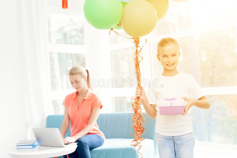 Das Mädchen bereitete eine Überraschung für ihre Mutter vor Vorbereitetes Geschenk des kleinen Mädchens für Mutter Sie hält Ballo stockfotos