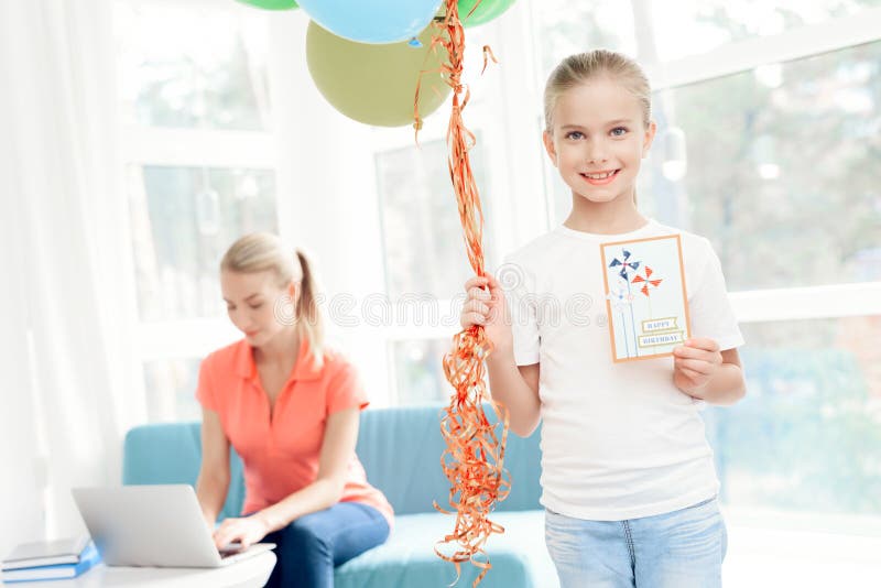 Das Mädchen bereitete eine Überraschung für ihre Mutter vor Vorbereitetes Geschenk des kleinen Mädchens für Mutter Sie hält Ballo stockbilder