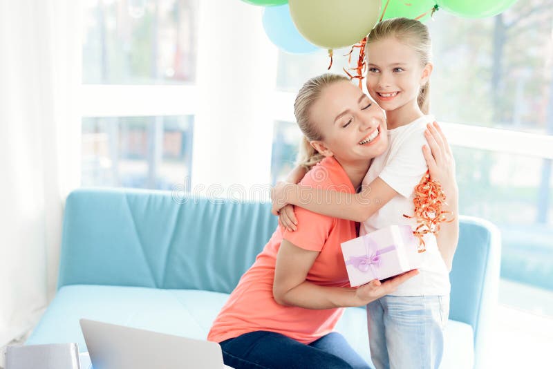 Das Mädchen bereitete eine Überraschung für ihre Mutter vor Vorbereitetes Geschenk des kleinen Mädchens für Mutter Sie hält Ballo lizenzfreie stockfotos