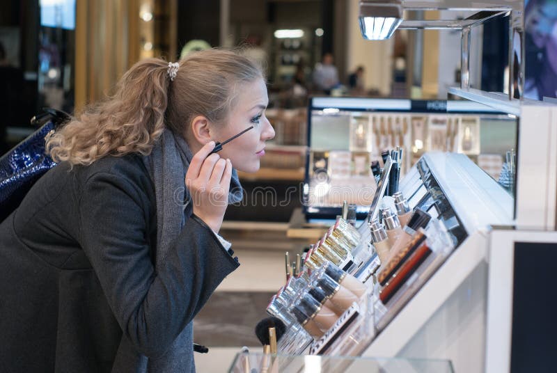 Das Mädchen in den Speicherkosmetik stockbild Das Mädchen in den Speicherkosmetik stockbild