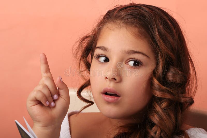 Das Mädchen haz eine Idee Sie sch?tzte Sie wei? der Mädchenmodus eine Entscheidung lizenzfreies stockfoto Das Mädchen haz eine Idee Sie sch?tzte Sie wei? der Mädchenmodus eine Entscheidung lizenzfreies stockfoto