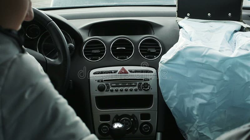 Das Mädchen im Auto mit geblasenen Airbags nach Unfall