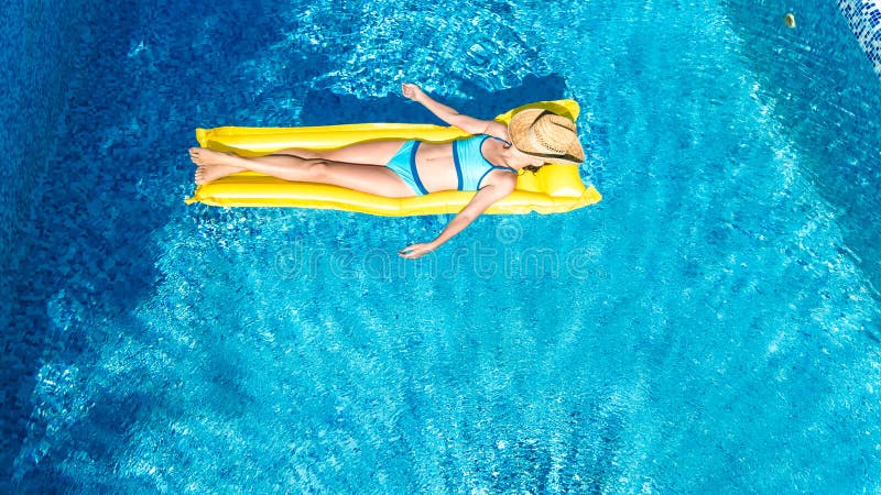 Das Mädchen, das im Swimmingpool sich entspannt, Kind schwimmt auf aufblasbarer Matratze und hat Spaß im Wasser auf Familienurlau stockfoto Das Mädchen, das im Swimmingpool sich entspannt, Kind schwimmt auf aufblasbarer Matratze und hat Spaß im Wasser auf Familienurlau stockfoto