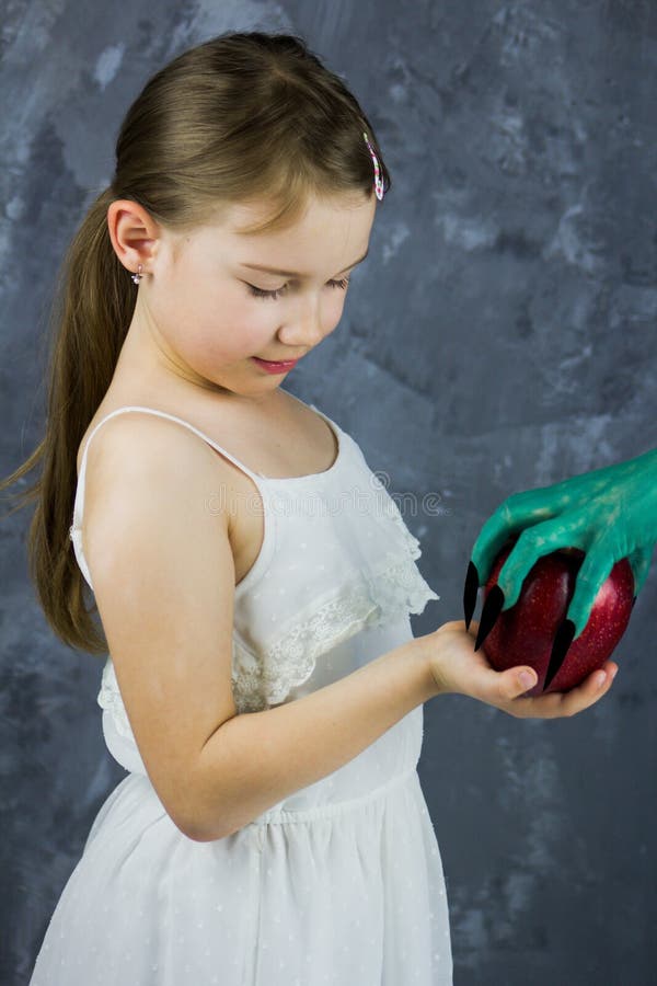 Das Mädchen nimmt einen Apfel von der Hexe Die Schneewittchen-Märchen lizenzfreies stockbild Das Mädchen nimmt einen Apfel von der Hexe Die Schneewittchen-Märchen lizenzfreies stockbild