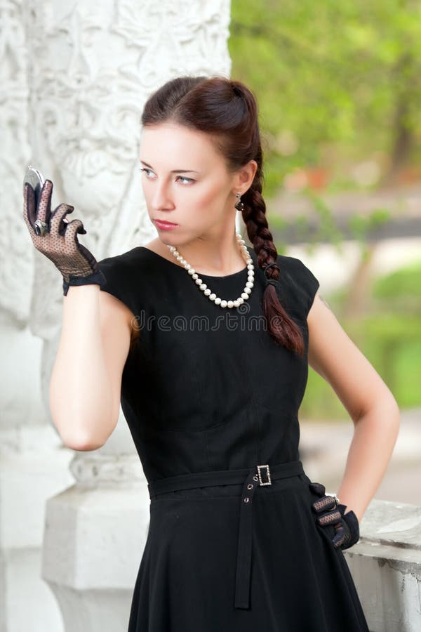 Das Mädchen schaut in einem Taschenspiegel lizenzfreies stockfoto Das Mädchen schaut in einem Taschenspiegel lizenzfreies stockfoto