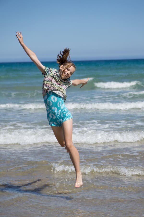 Das Mädchen springend für Freude lizenzfreies stockfoto Das Mädchen springend für Freude lizenzfreies stockfoto